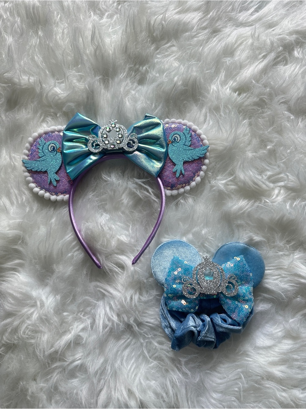 Disney Cinderella-inspired Minnie Mouse ear headband features a iridescent bow